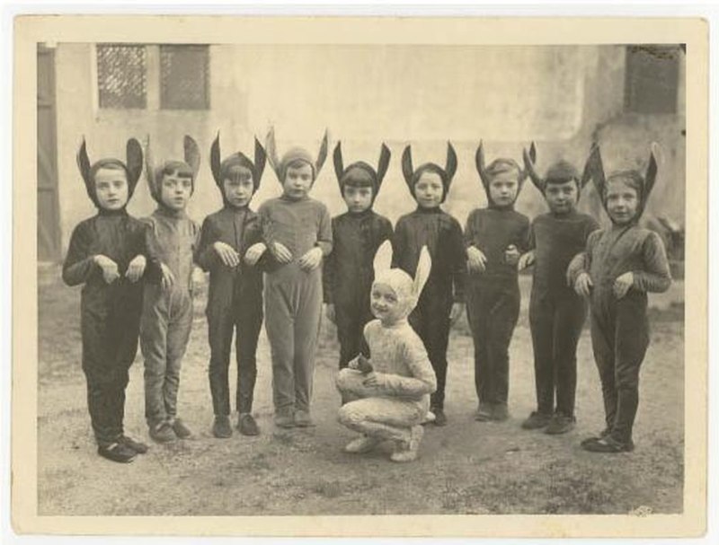Ребенок в Советском костюме зайчика