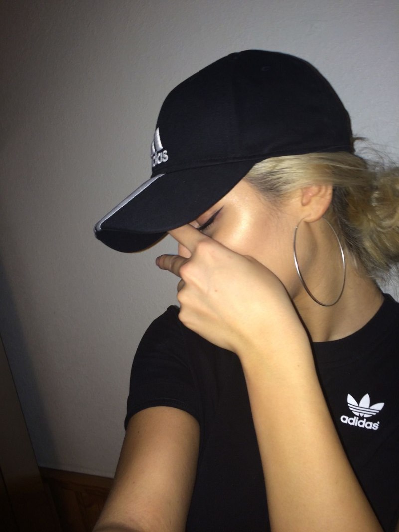 Девушка в кепке