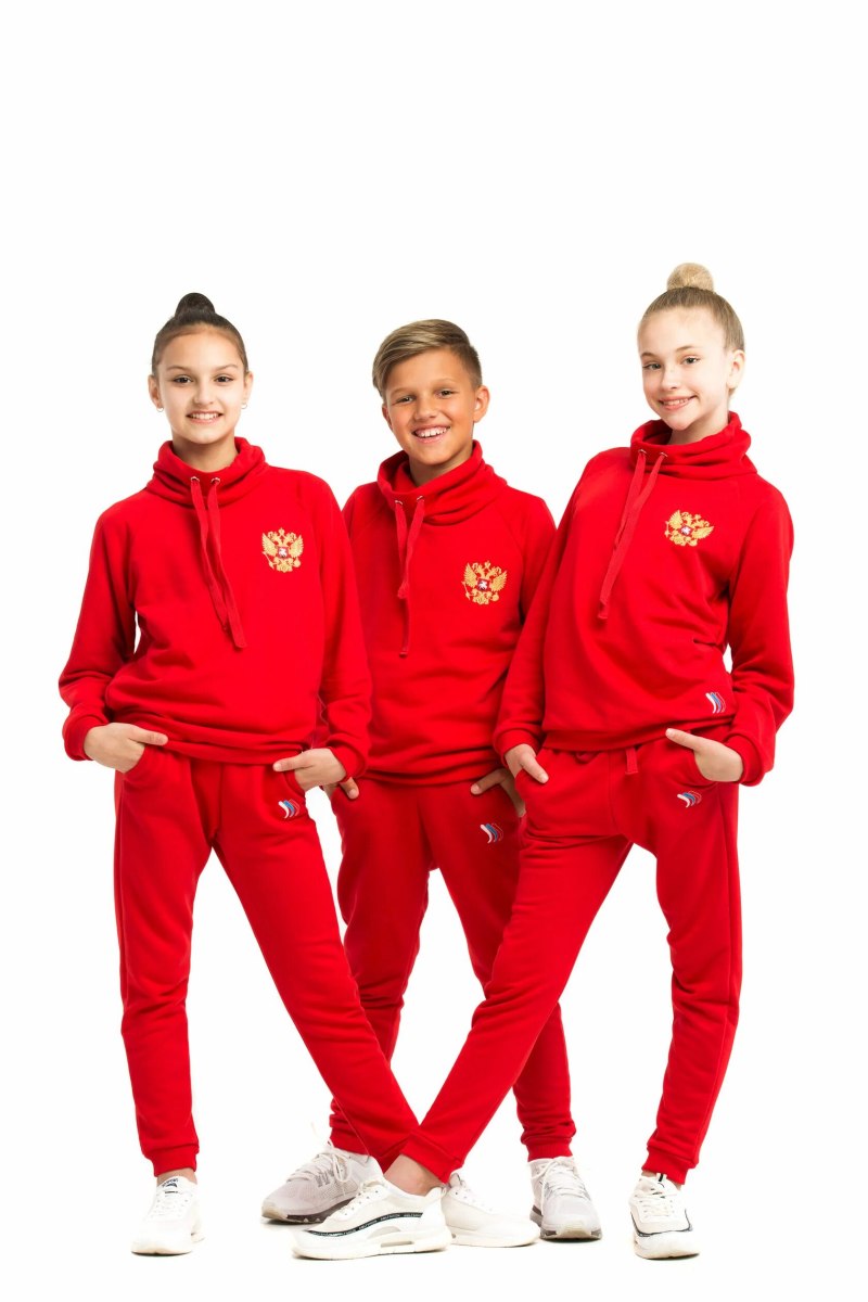 Красный спортивный костюм