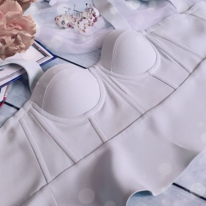 Платье с отрезными чашечками