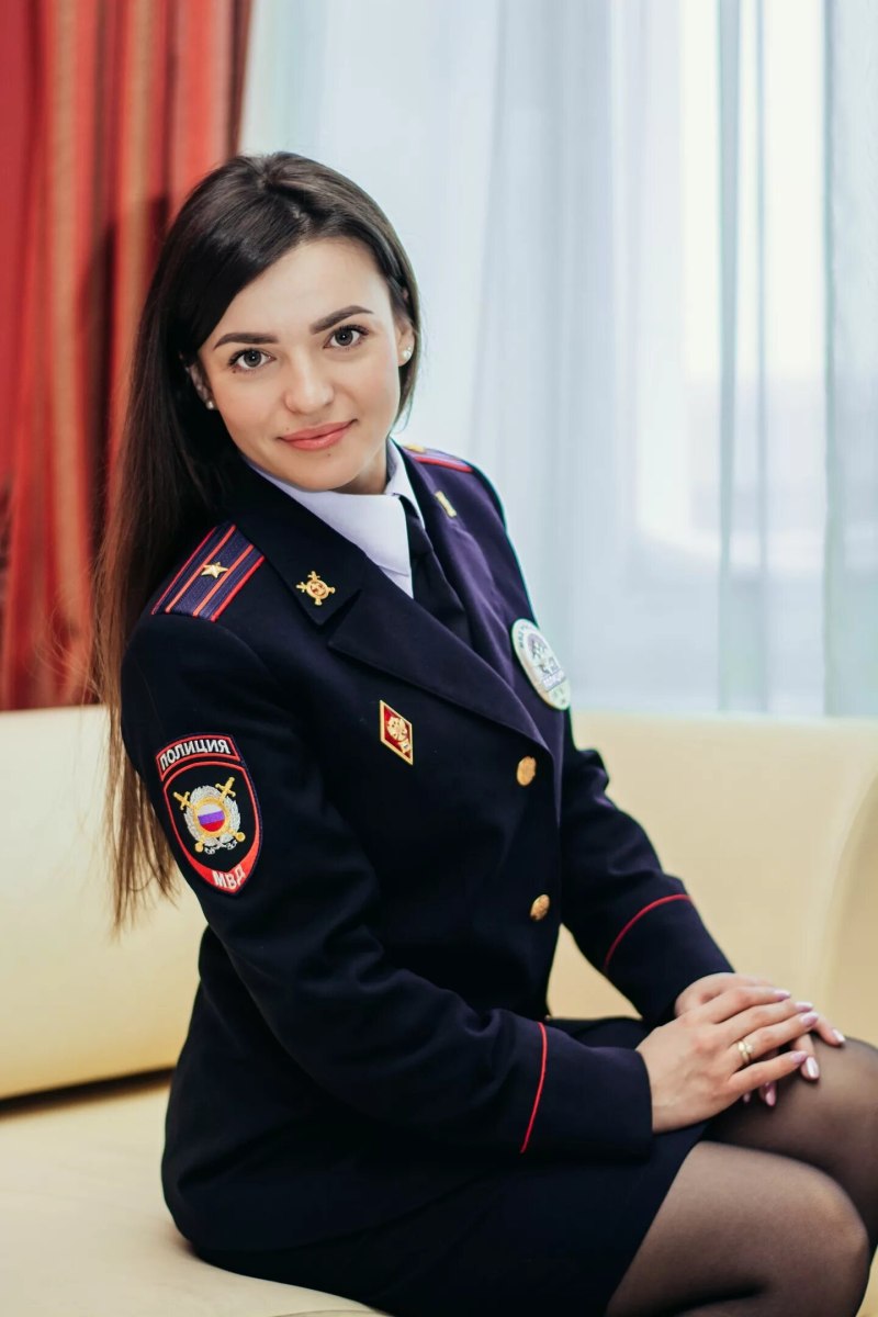 Женщина в полицейской форме