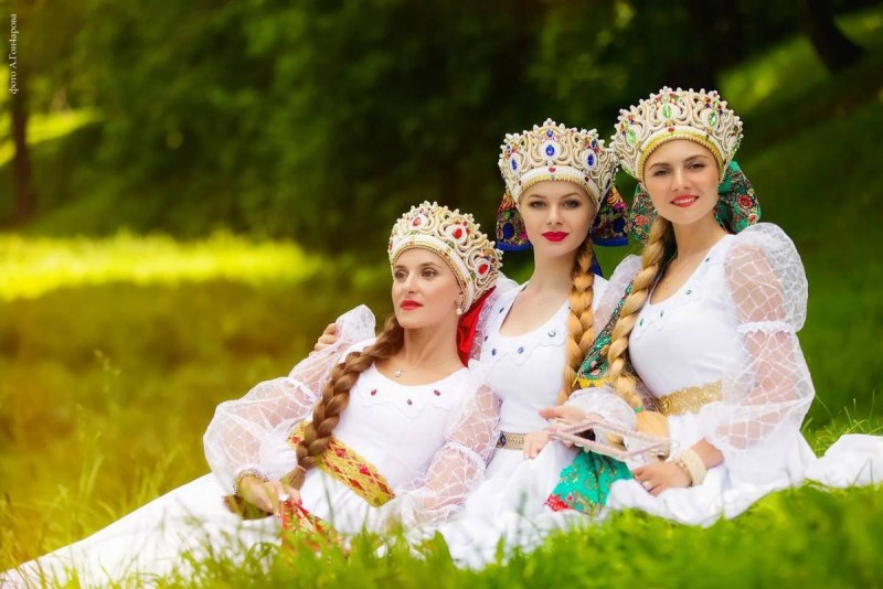 Девушка в русском народном костюме