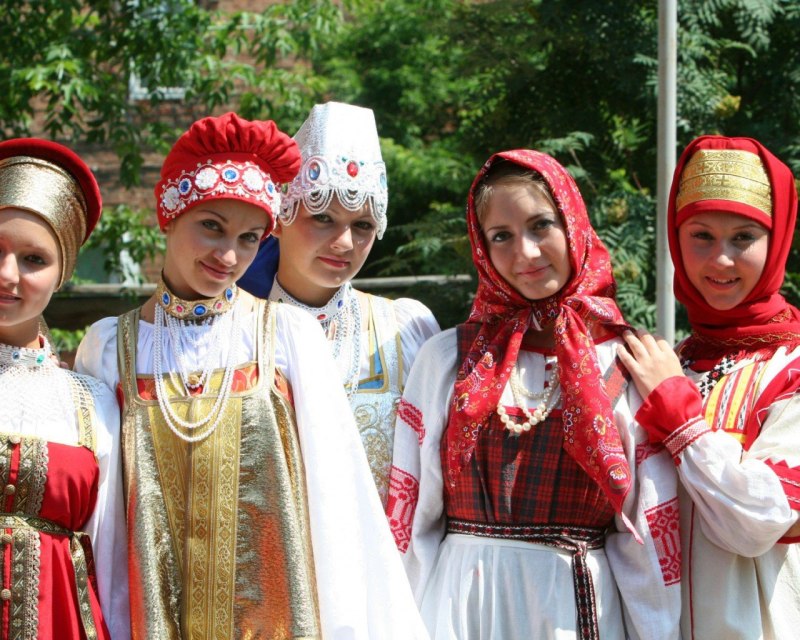 Девушка в русском народном костюме