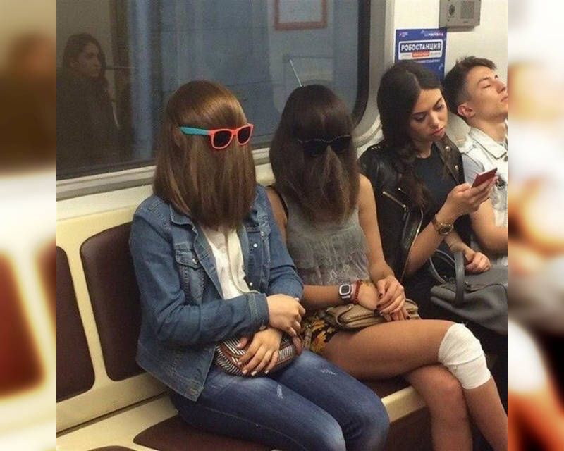 Смешные девушки в метро