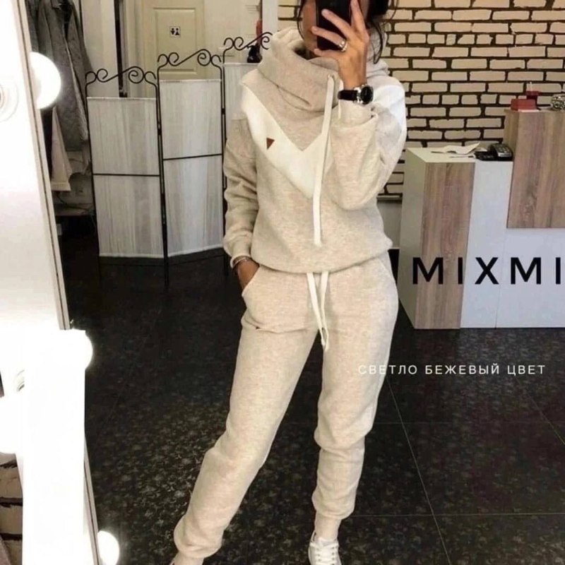 Бежевый спортивный костюм