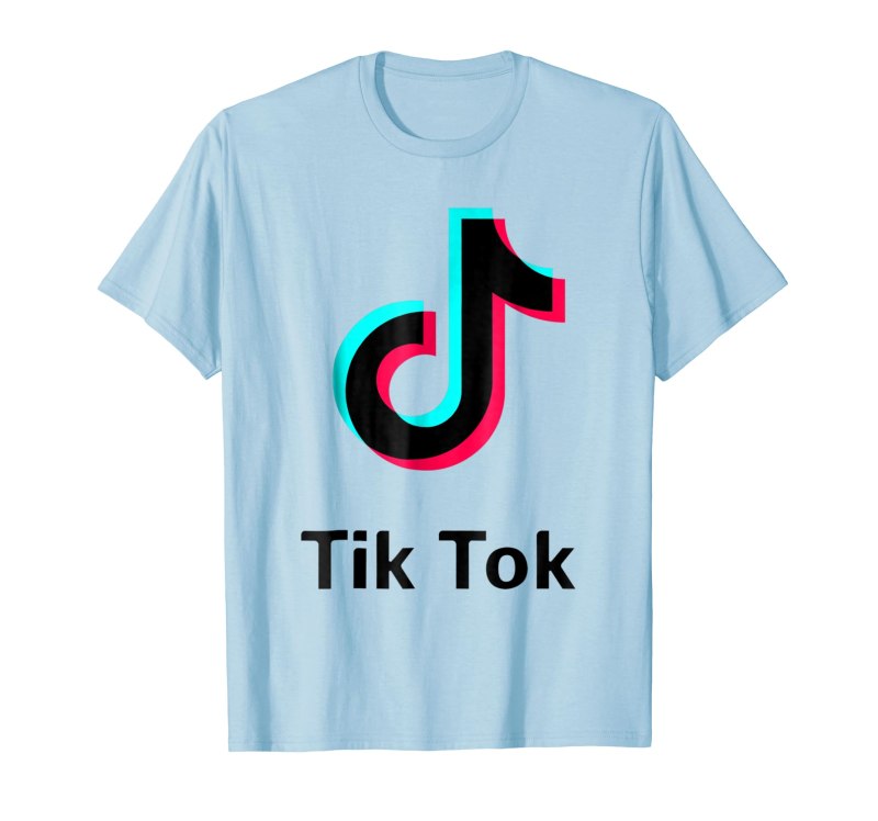 Девушка в футболке тик ток