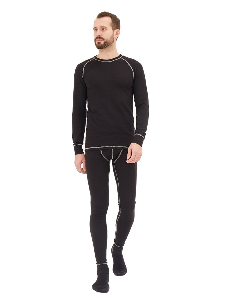 Мужчина в черном термобелье