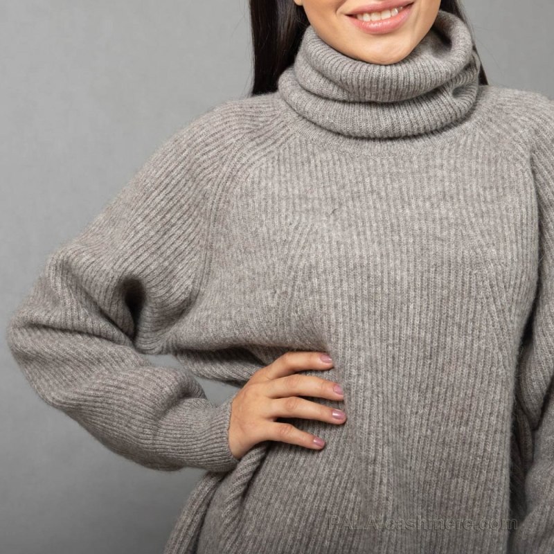 Свитер с горлом
