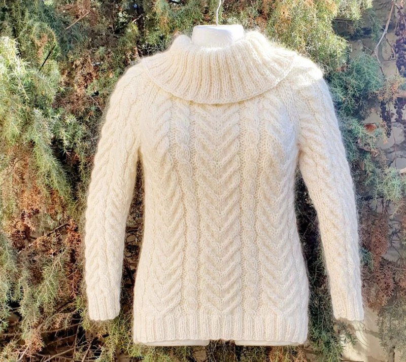 Белый джемпер с косами