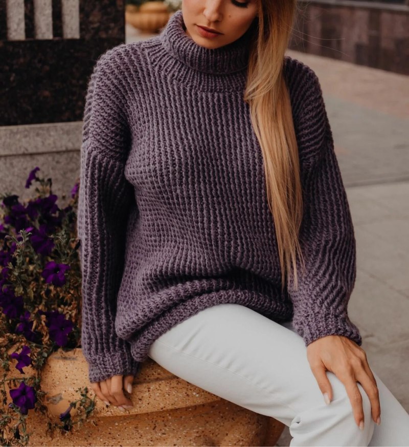 Свитер с горлом женский