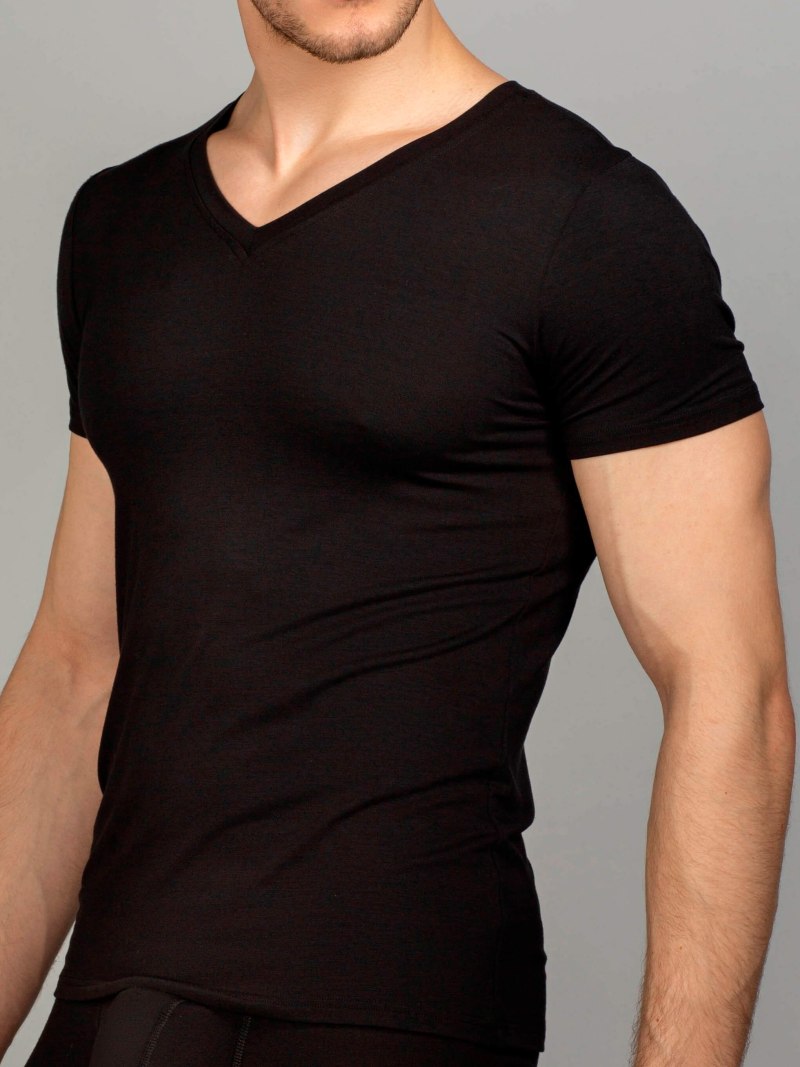 Футболка с v образным вырезом мужская