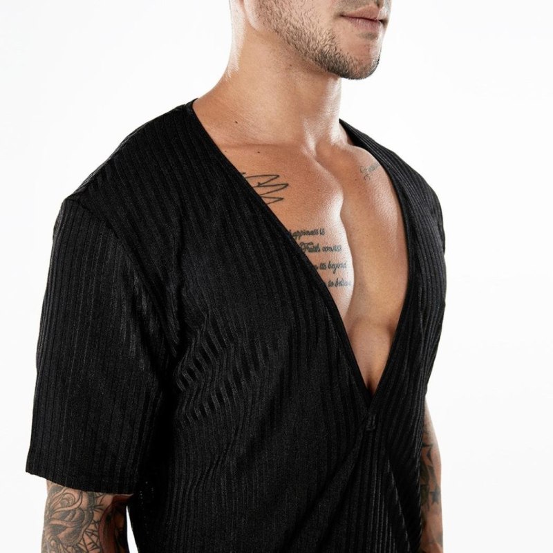 Футболка с большим вырезом мужская