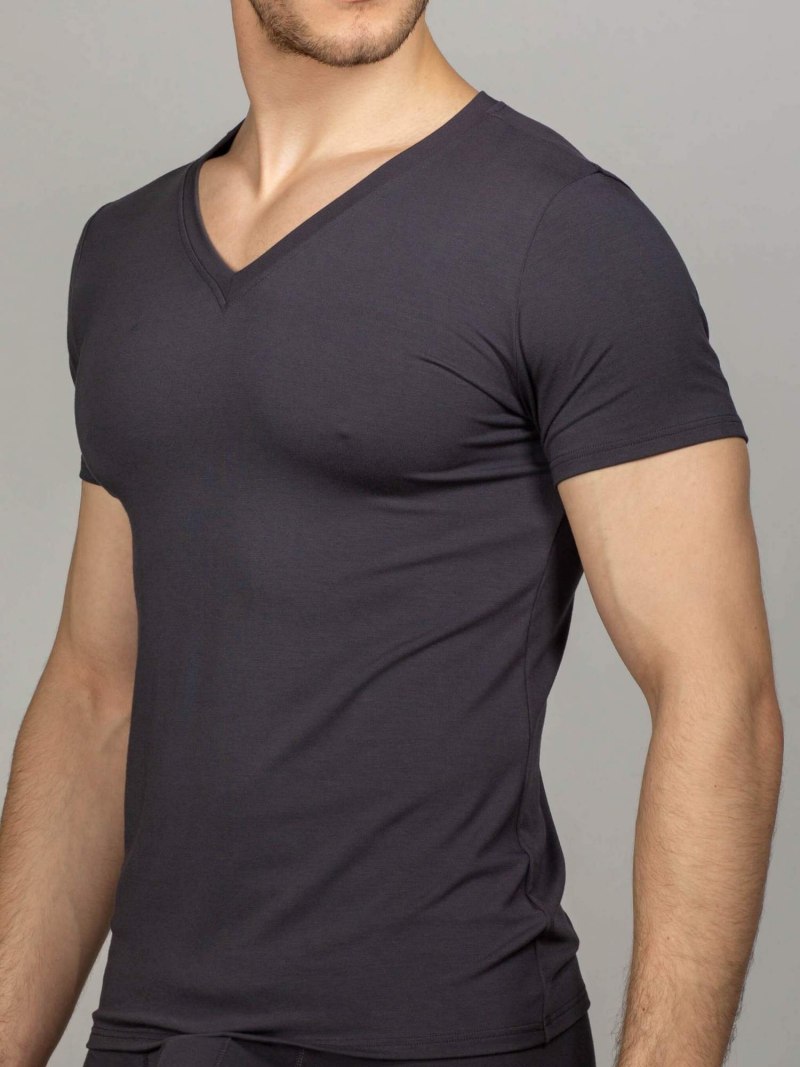 Футболка с вырезом мужская
