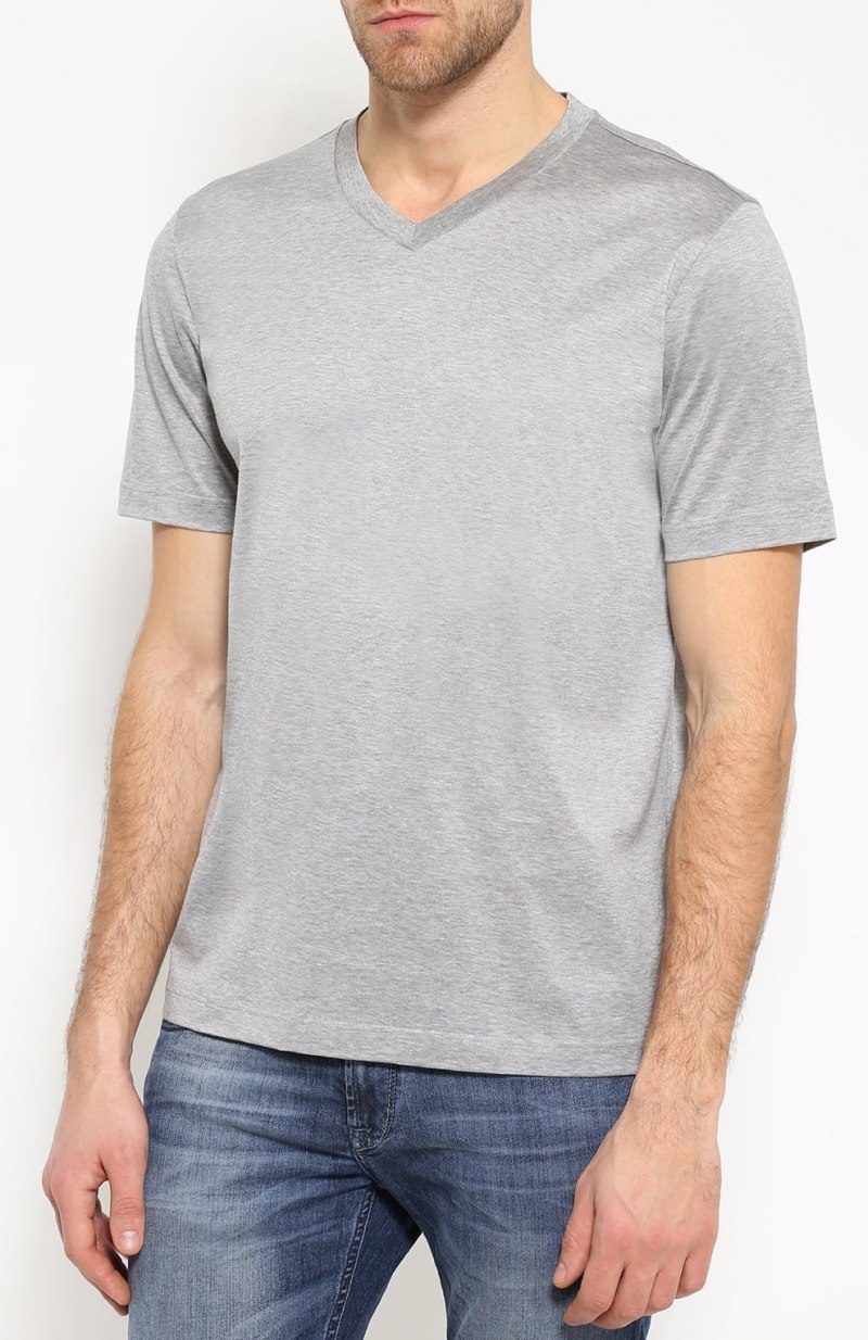 В образный вырез мужская футболка