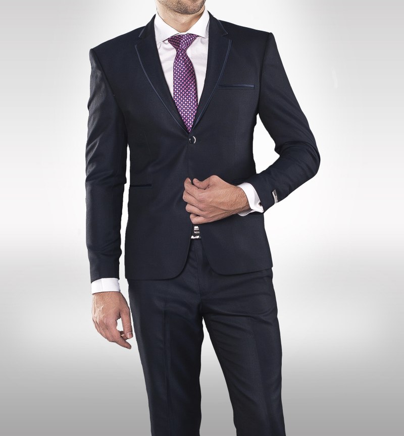 Классический костюм приталенный