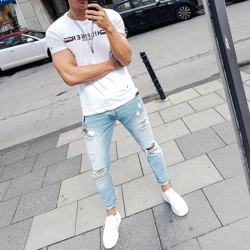 Джинсы и белые кроссовки