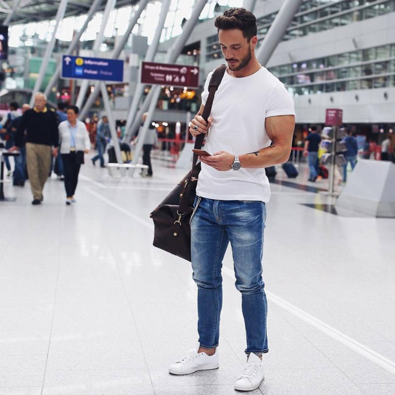 Футболка с джинсами мужская