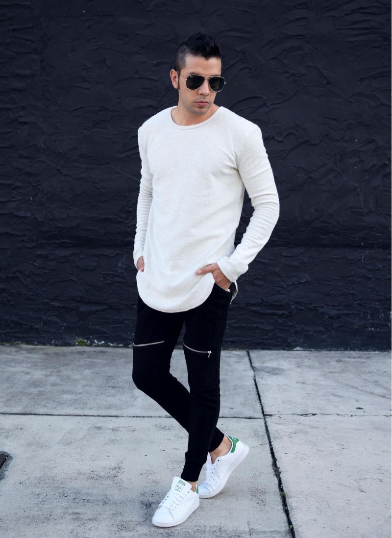 Черные штаны белая футболка