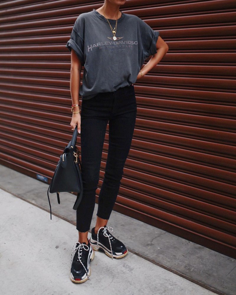 Черные кроссовки образ