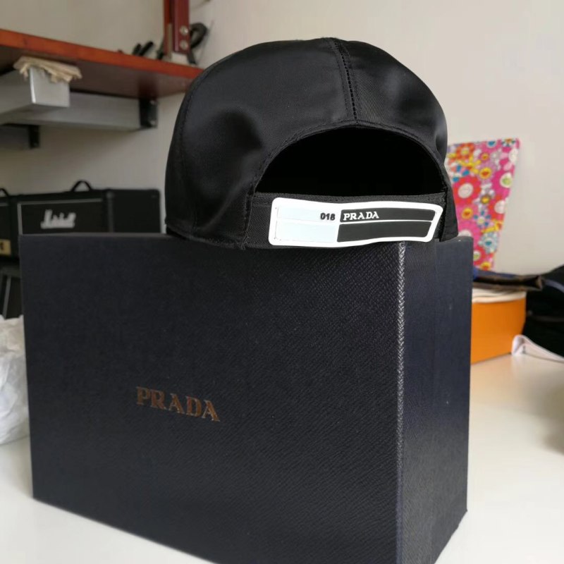 Кепка Prada женская