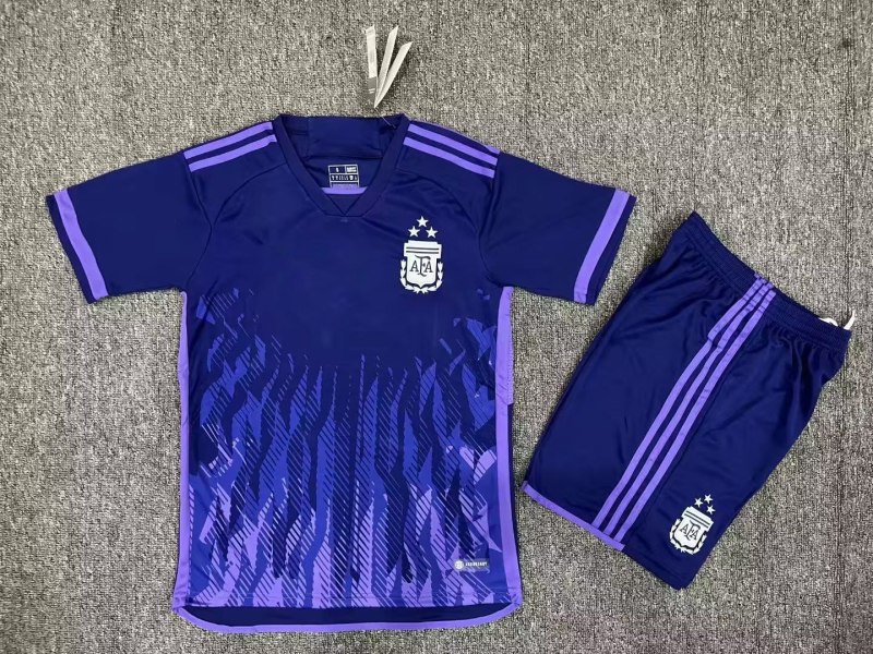 Дети играют в футбол в фиолетовой форме