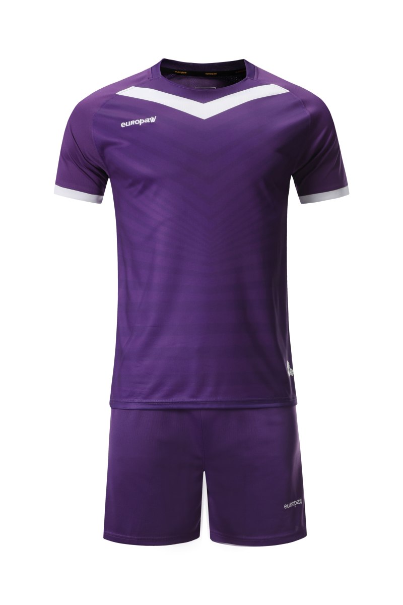 Фиолетовая форма футбол