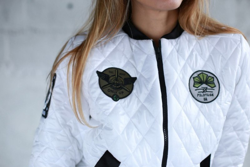 Белая куртка с нашивками