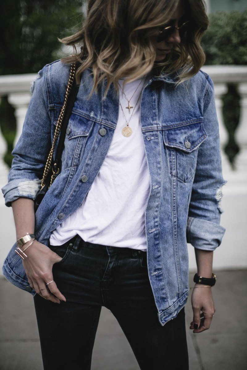 Джинсовка и черные джинсы