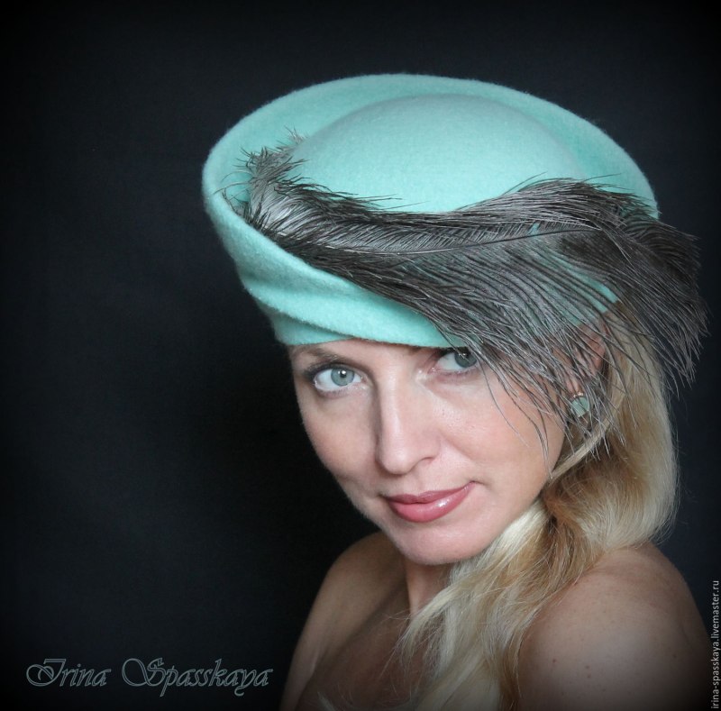 Шляпка на ветру