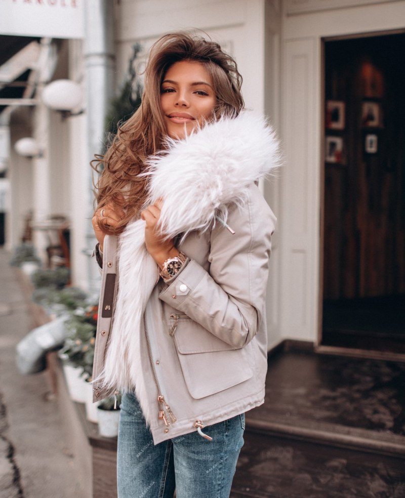 Девушка в куртке с мехом