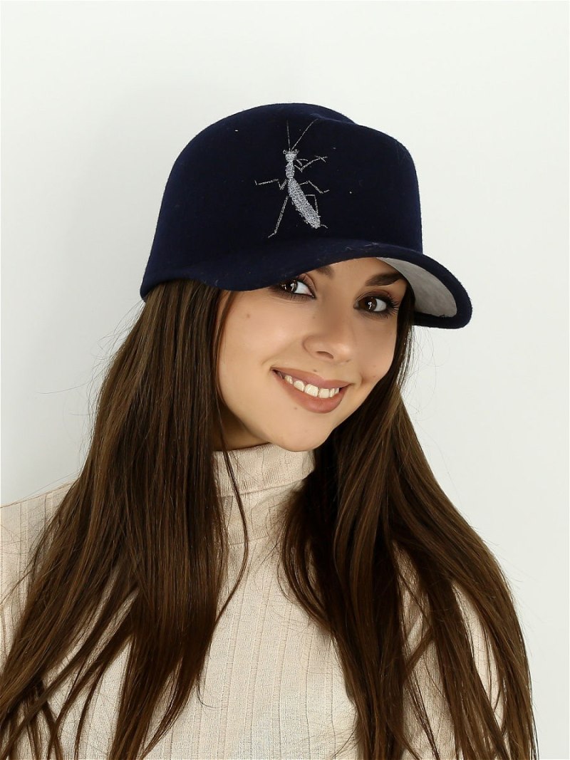 Женщина в кепке