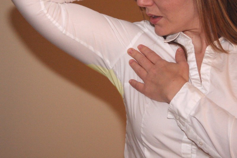 Следы от пота на одежде