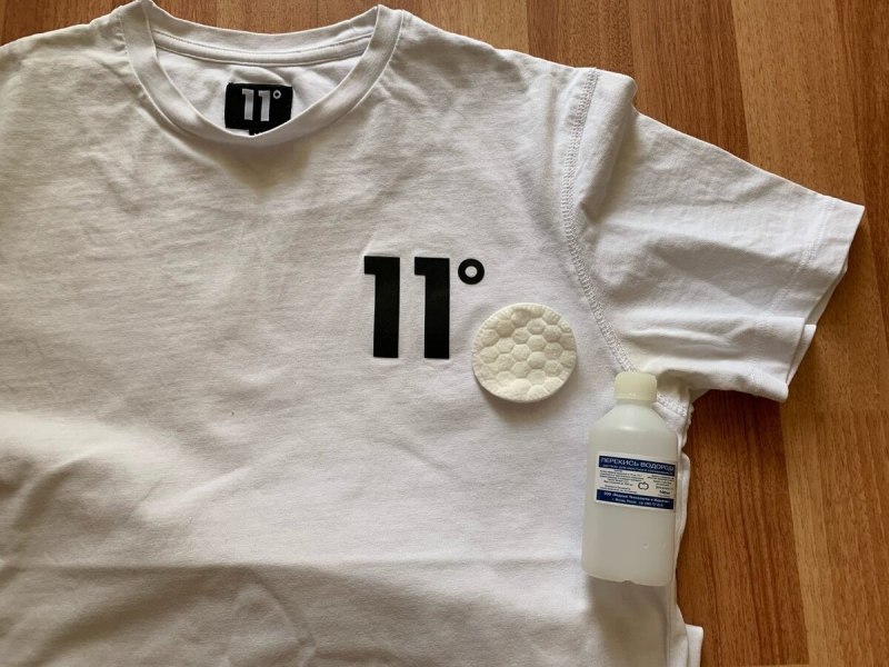 От желтых следов на белой одежде