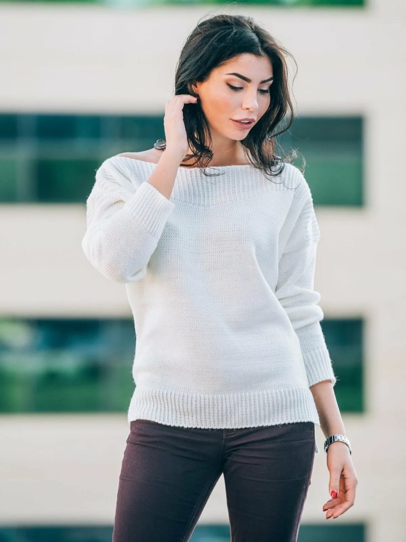 Кофта с вырезом лодочка