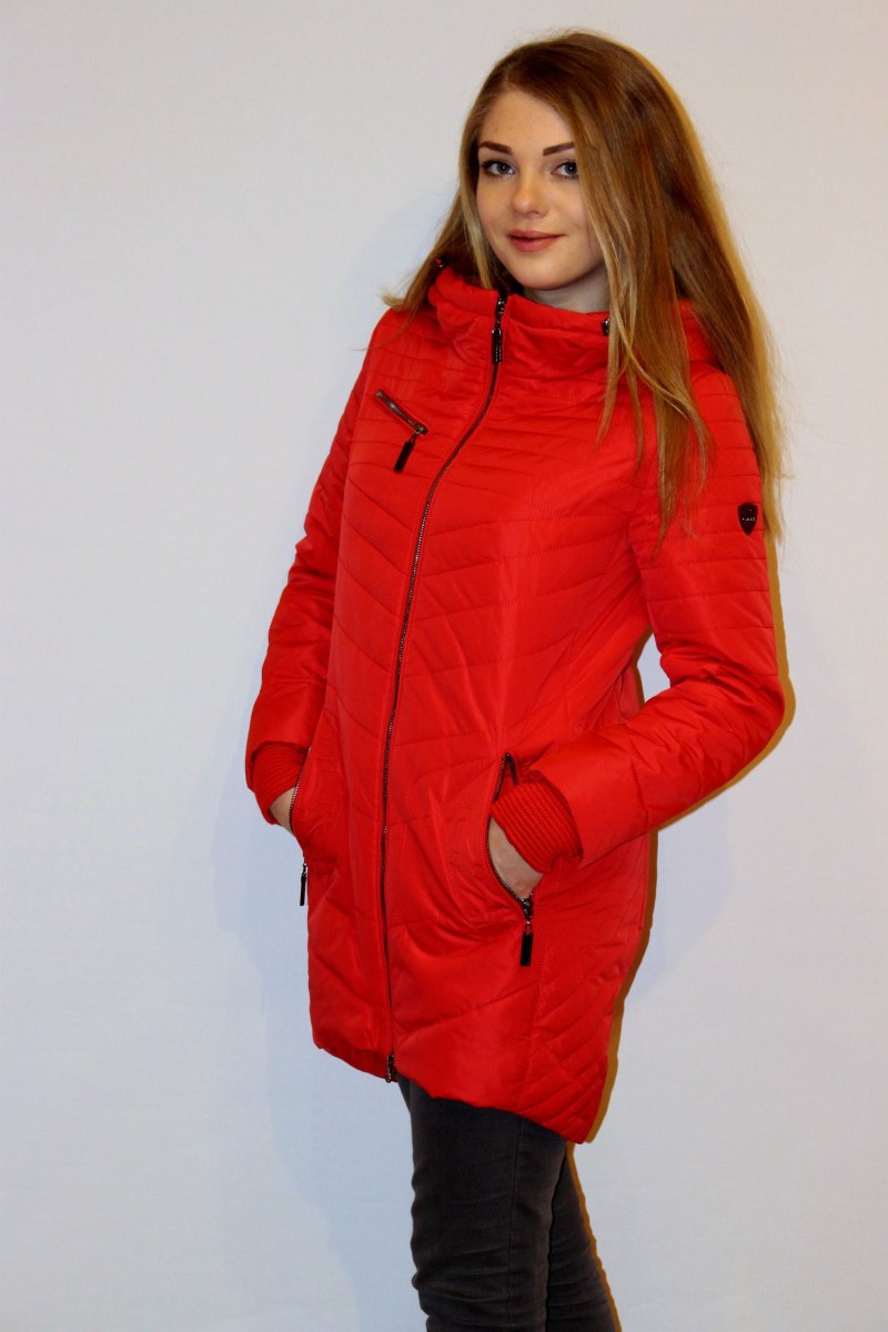 Красная куртка женская Весенняя