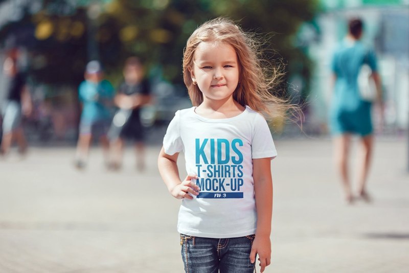 Девочка в белой футболке