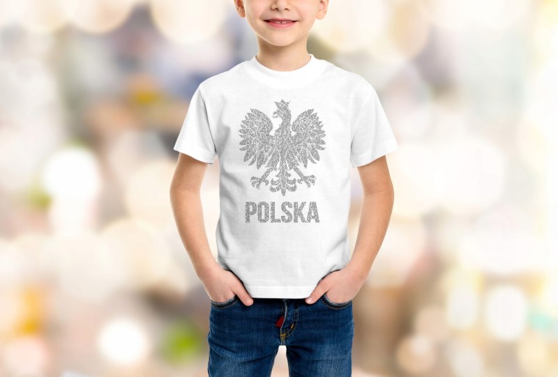 Мальчик в белой футболке