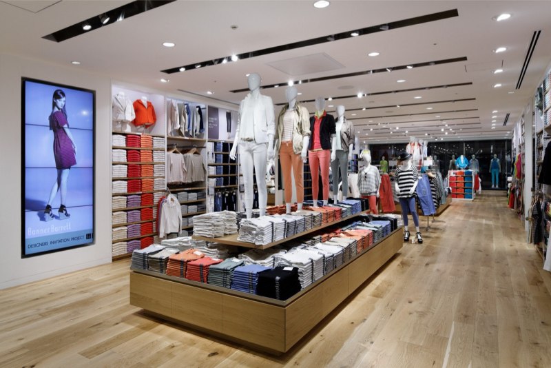 Витрина магазина юникло