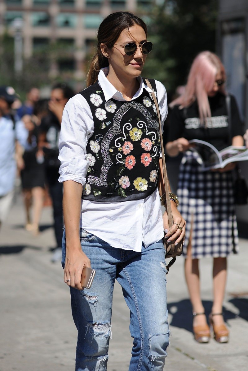 Белая рубашка поверх топа