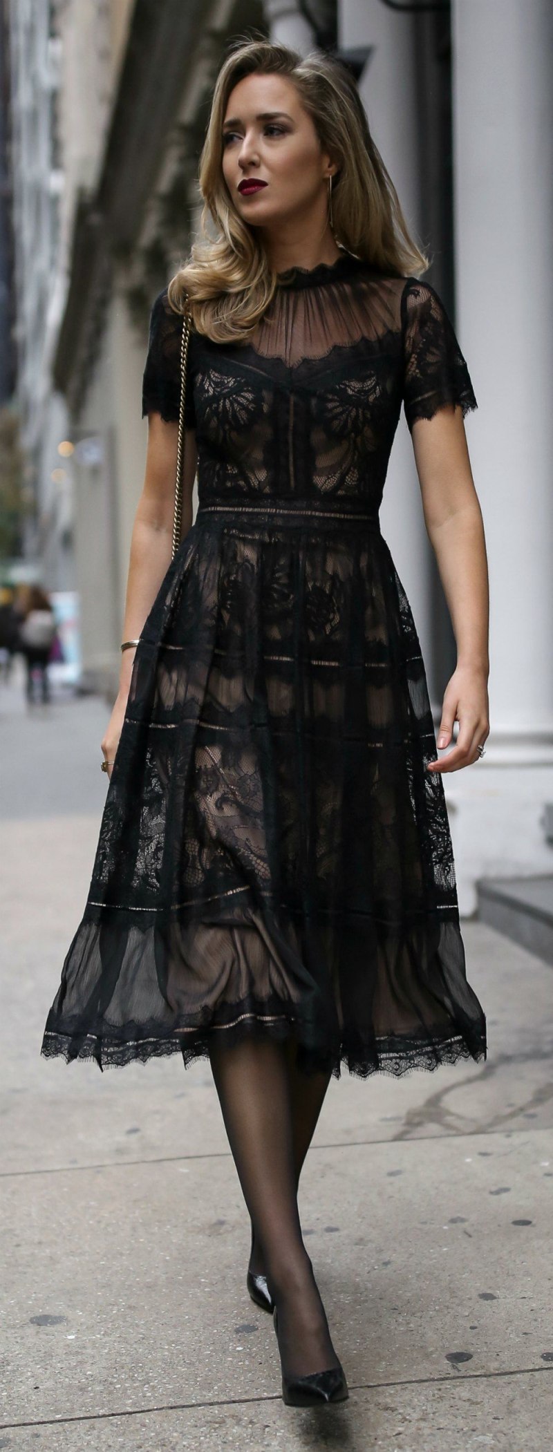 Платье из черного кружева
