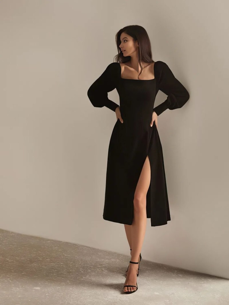 Черное платье с вырезом