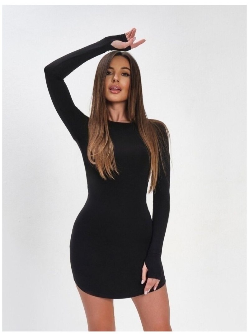 Короткое черное платье с вырезом