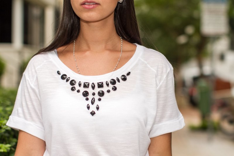 Декор белой футболки