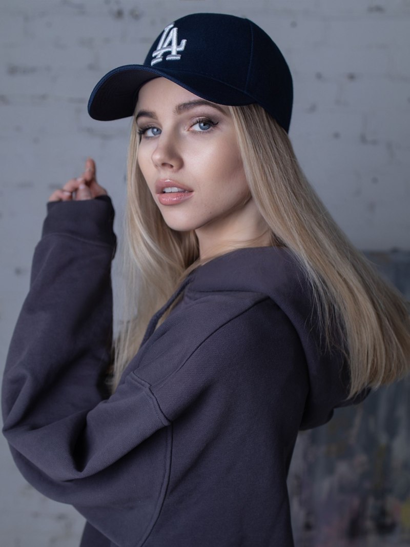 Синяя кепка женская