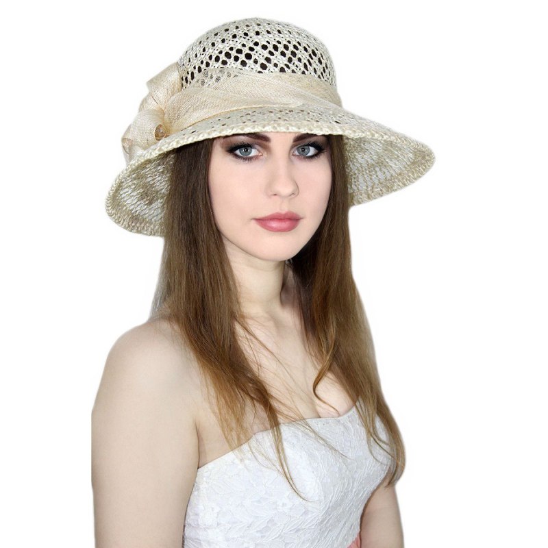 Модель в шляпе