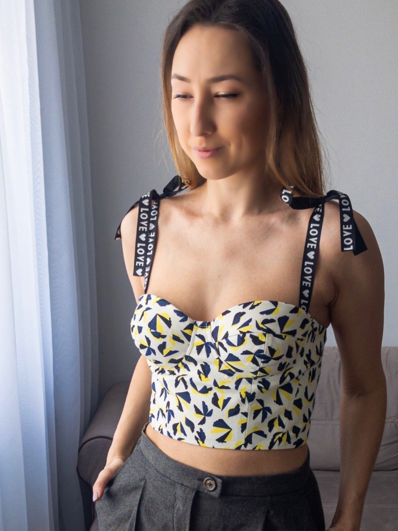 Топ с чашечками