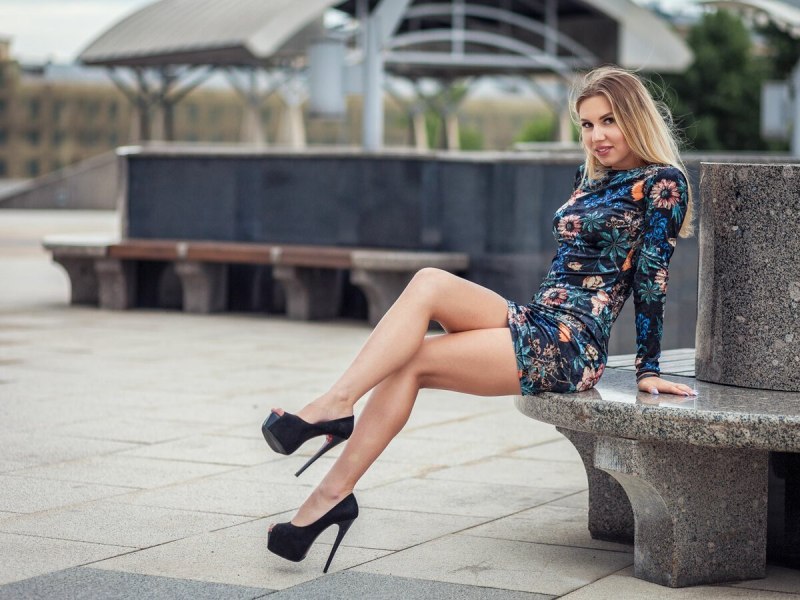 Блондинка в коротком платье