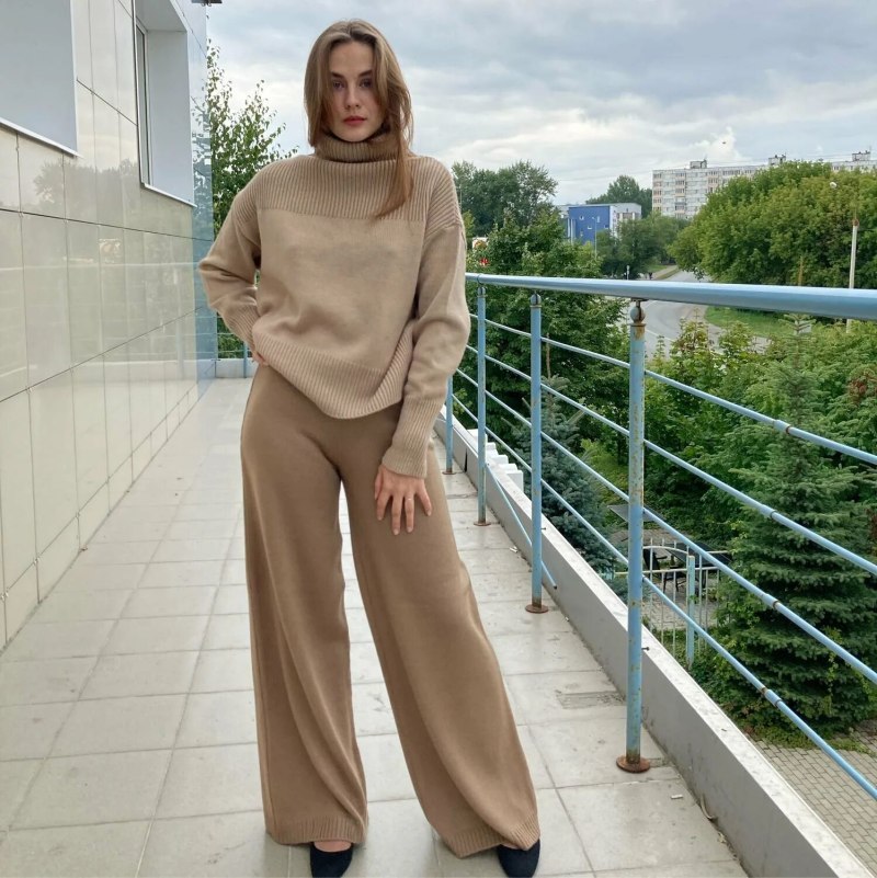 Трикотажный костюм с брюками палаццо
