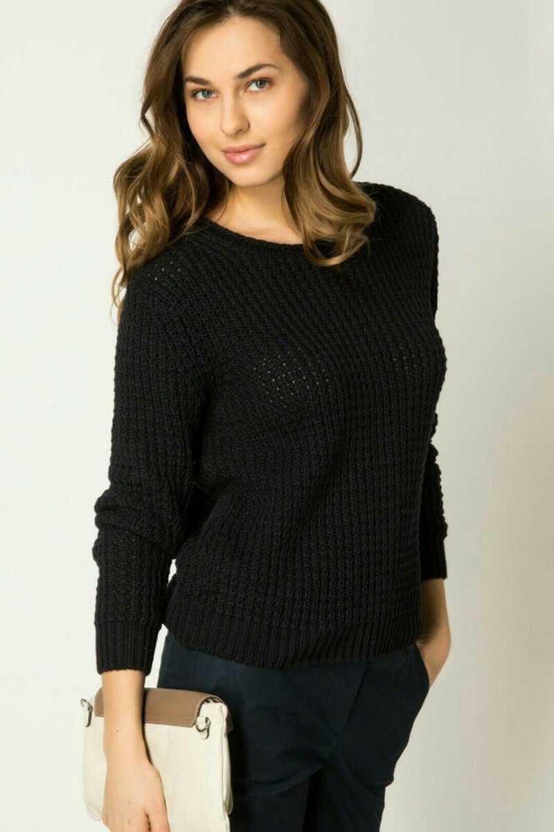 Черный вязаный свитер женский