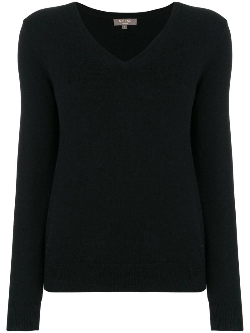 Свитер с треугольным вырезом